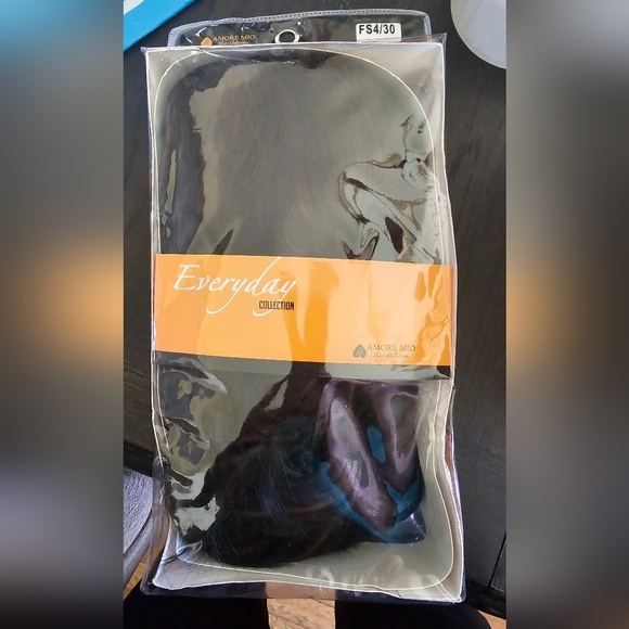 NIB VIVICA FOX WIG - Picture 3 of 7